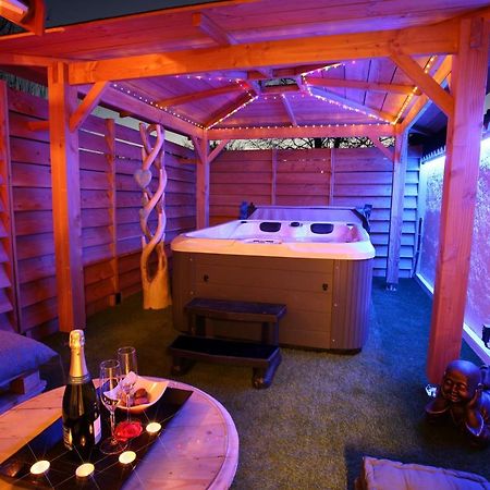 Lovina Chambre De Charme Avec Jaccuzi Velaux Exterior foto