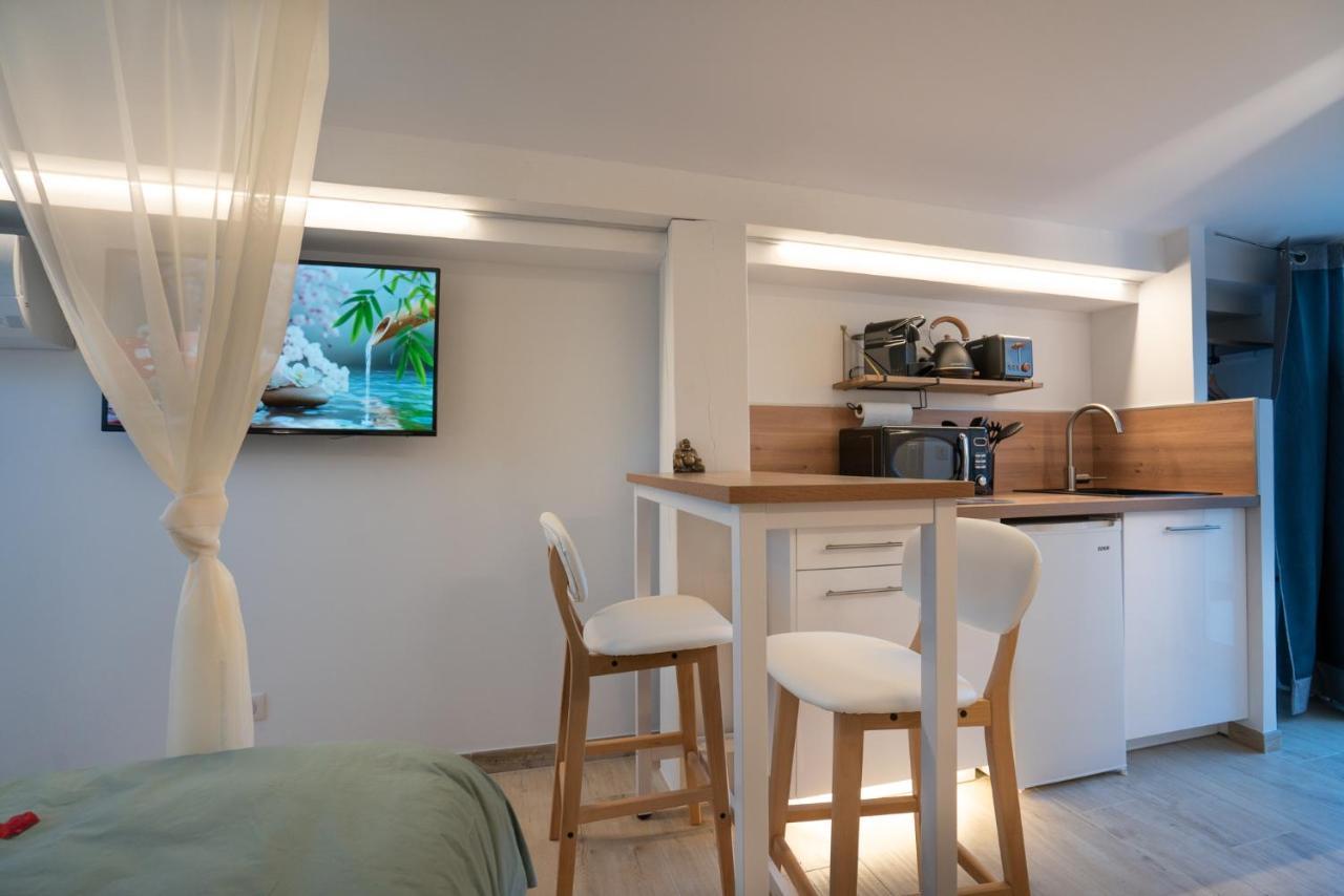 Lovina Chambre De Charme Avec Jaccuzi Velaux Exterior foto